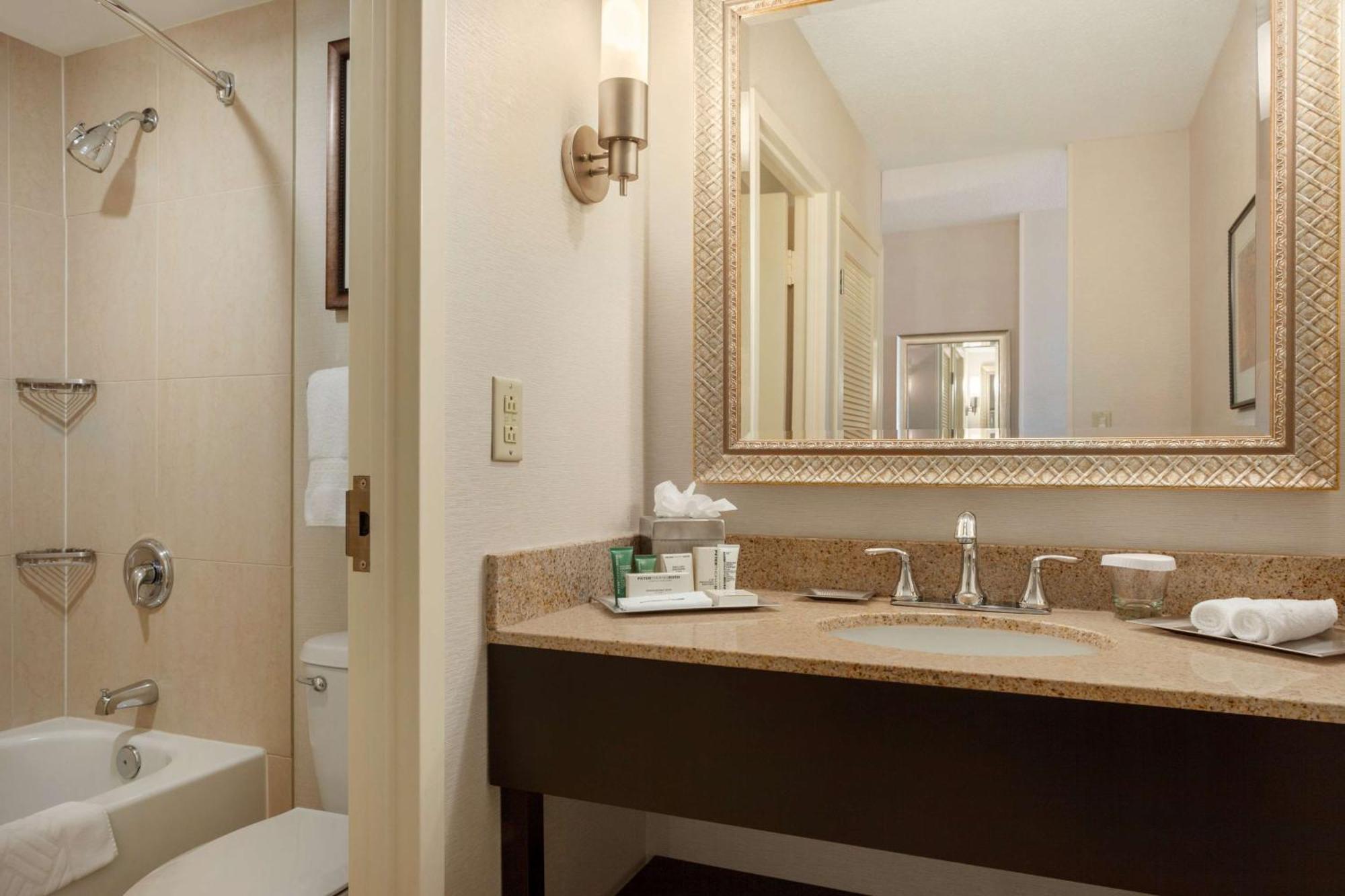 Hilton Fort Wayne At The Grand Wayne Convention Center (Adults Only) Extérieur photo